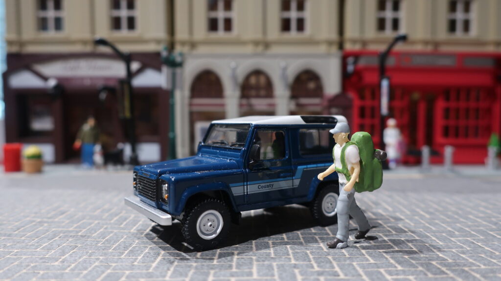 MINI GT Land Rover Defender 90 County Wagon Stratos Blue