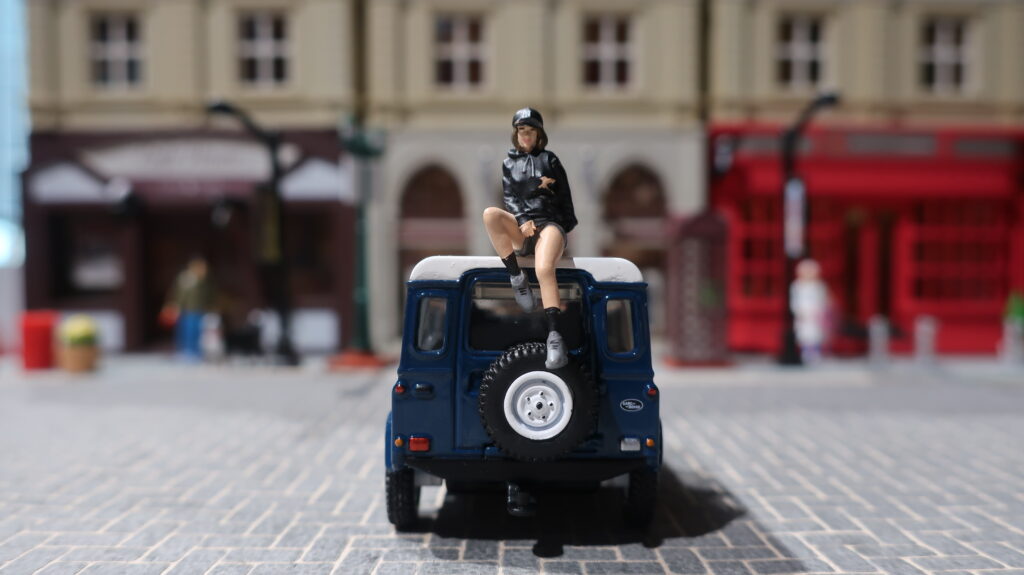 MINI GT Land Rover Defender 90 County Wagon Stratos Blue