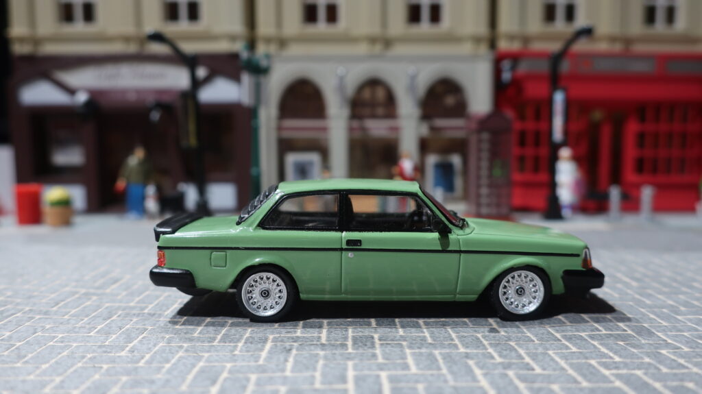 Tarmac Works Volvo 242 Custom
