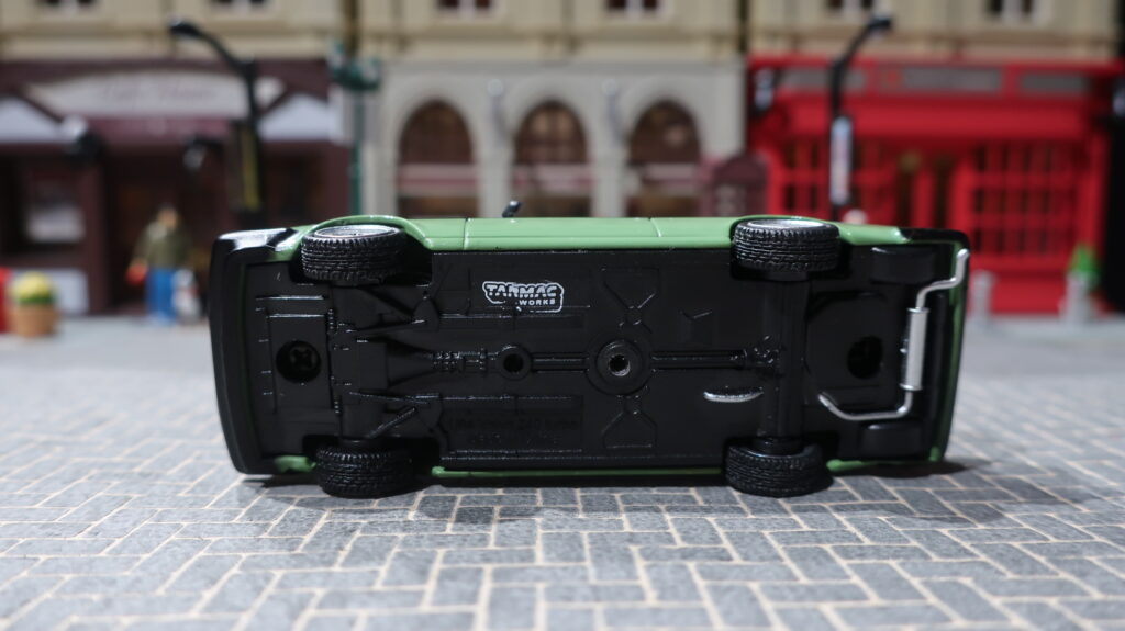 Tarmac Works Volvo 242 Custom