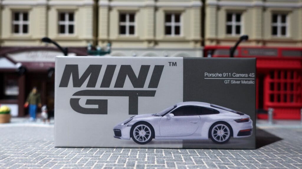 MINI GT Porsche 911 Carrera 4S