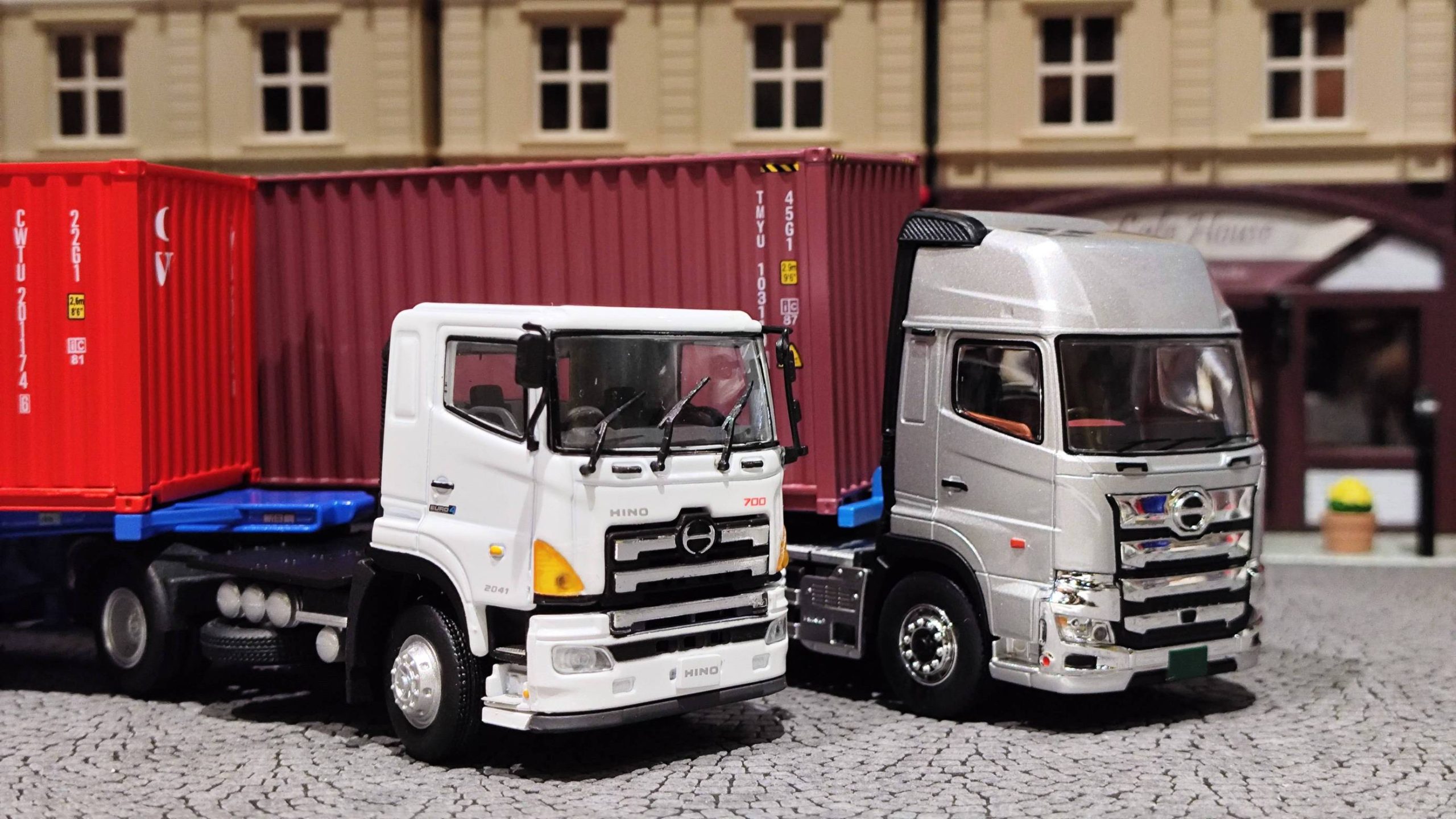 Kidult n Kiddo Hino 700 2041 Series