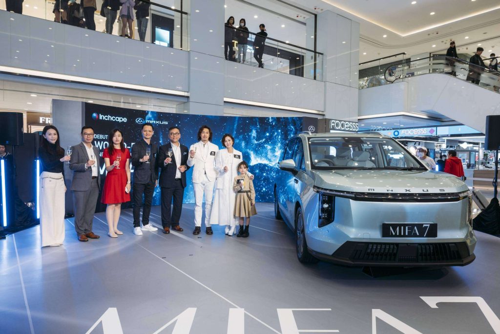 英之傑大中華區品牌及數碼市場推廣總經理葉心明、英之傑大中華區商務總監王卓垣、上汽大通海外業務部亞太區域經理張見妃、英之傑大中華地區私家車及車隊銷售營運總監羅浩堅、英之傑大中華區董事總經理劉啟成、及藝人張繼聰、謝安琪一家一同為率先於香港登場的右軚版本MIFA 7進行發佈會及祝酒儀式