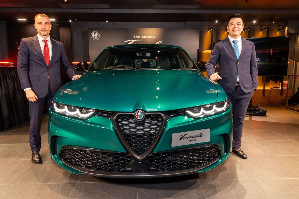 （左起）意大利駐香港及澳門總領事Carmelo Ficarra先生及愛快‧羅密歐 (Alfa Romeo)香港-意鋰駿汽車有限公司始創人兼首席執行官劉碧文先生