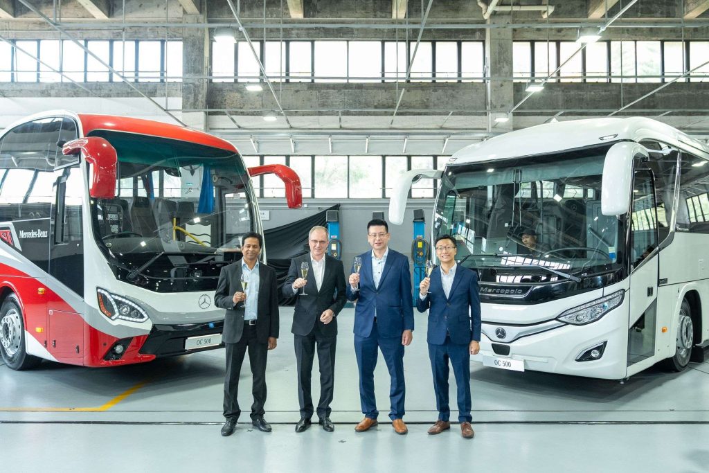 戴勒姆巴士東南亞區銷售及市場部總經理 Mr. Satyam Prakash、
戴勒姆巴士銷售部及貨車售後服務部副總裁 Mr. Christoph Stemmer、
仁孚商用汽車部董事林杰先生、仁孚商用汽車部總經理龔衛忠先生