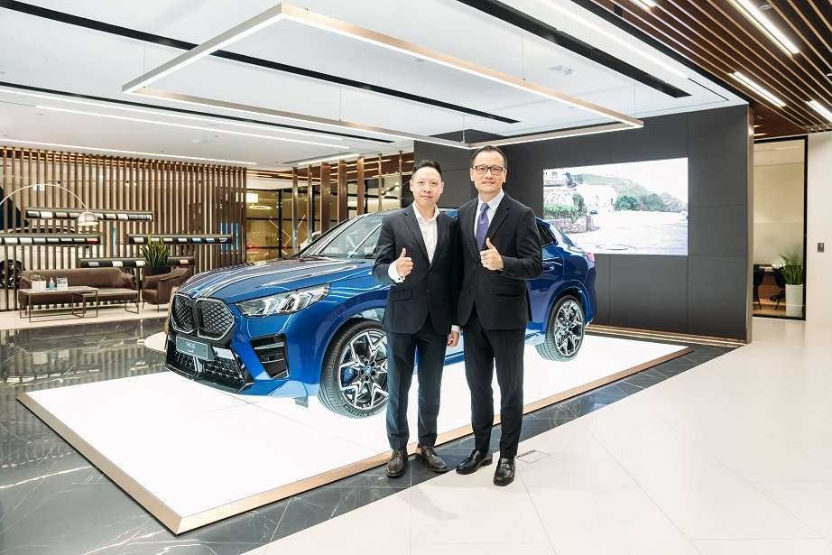 寶馬汽車香港有限公司香港及澳門董事總經理梁健燊先生及寶馬-香港-服務股份有限公司執行董事陳祖安先生一同主持全新-BMW-iX2-eDrive20-M-Sport-Edition傳媒新車發布會