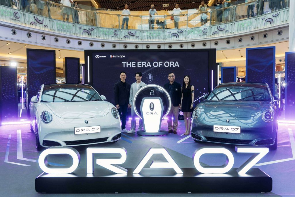 (左起) 羅浩堅先生—英之傑大中華地區私家車及車隊銷售營運總監、藝人林峯、劉啟成先生—英之傑大中華區董事總經理及葉心明女士—英之傑大中華區推廣總監一同為率先為首次登場的ORA 07進行發佈會及祝酒儀式