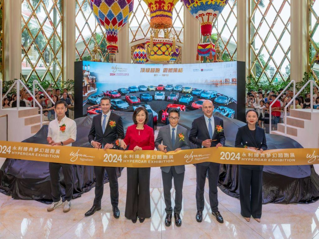 (左起):知名車手、評車人、一線超跑品牌駕駛培訓師翁世晶、永利澳門有限公司財務及行政事務總裁郭富隆先生、永利澳門有限公司總裁、董事會副主席兼執行董事陳志玲女士、澳門特別行政區政府旅遊局代局長程衛東先生、永利澳門有限公司營運總裁羅偉信先生、永利澳門有限公司市場營銷總裁鄒文瑜女士