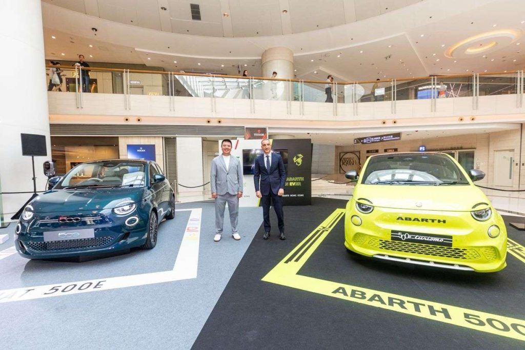 FIAT 及 Abarth 香港首席執行官兼意鋰駿汽車有限公司創始人劉碧文先生 及 意大利駐香港及澳門總領事 Carmelo Ficarra 先生一同慶祝 FIAT 及 Abarth 在香港展開全新篇章。