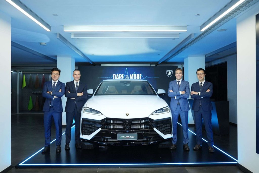 侯偉銘先生 - 林寶堅尼汽車中國內地及香港、澳門銷售及網絡總監 ; Konstantin Sychev 先生 - 林寶堅尼汽車中國內地及香港、澳門執行總經理 ; Carmelo Ficarra先生 - 意大利駐香港及澳門總領事 ; 黃卓徽先生 - 林寶堅尼香港董事