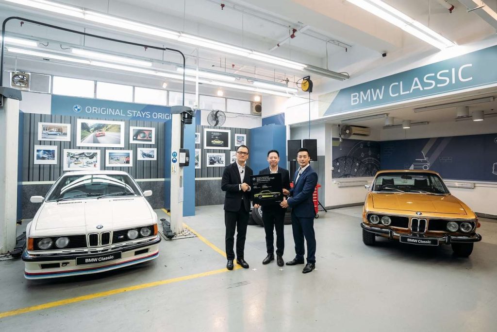 寶馬 (香港) 服務股份有限公司執行董事陳祖安先生 (左)、寶馬汽車 (香港) 有限公司香港及澳門董事總經理梁健燊先生 (中) 及寶馬汽車 (香港) 有限公司客戶服務部總經理侯家厚先生 (右) 一同主持活動儀式