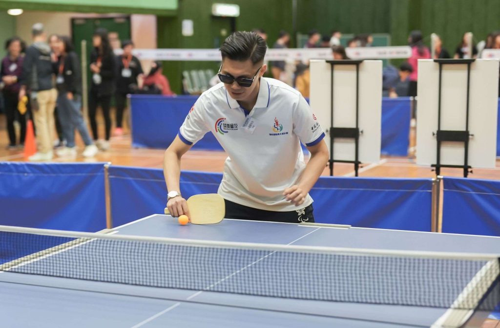 4. 三項鐵人退役視障運動員朱健驊, 與健視人士比賽「蒙眼乒乓球」,比數一度拋離對手!