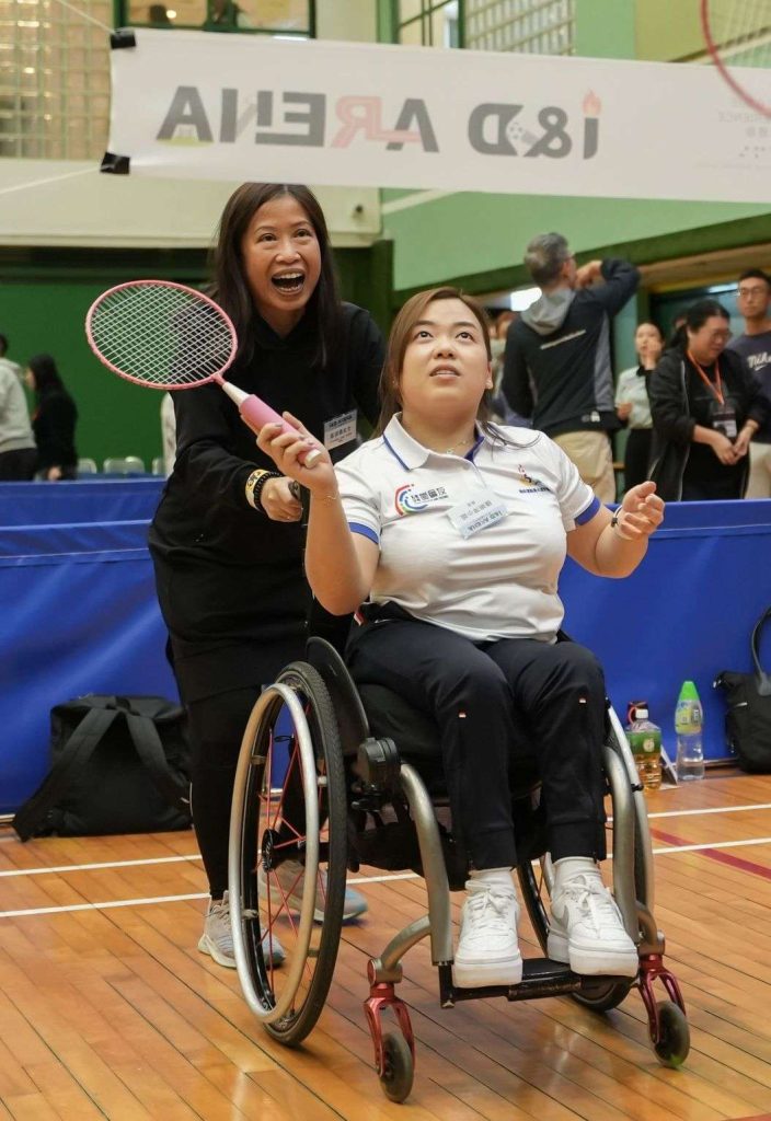 5. 現役輪椅劍擊運動員鍾婉萍「轉行」打「輪椅羽毛球」,表現同樣出色。