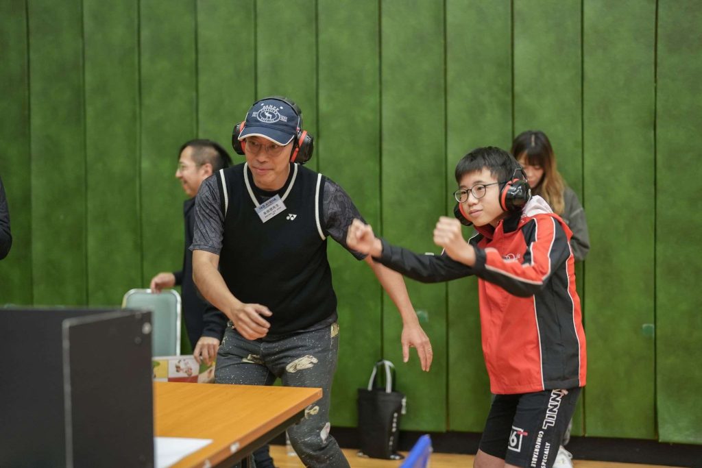 6. 無聲絕「競」的參加者必須戴上隔音耳機,以動作表達意思,令對方猜中位置及內容。