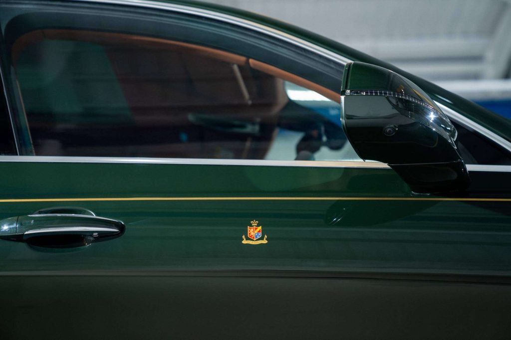 體驗4輛賓利添越長軸距雅度版(Bentayga Extended Wheelbase Azure)
運動型多用途車的矚目外型設計和寬闊車廂空間