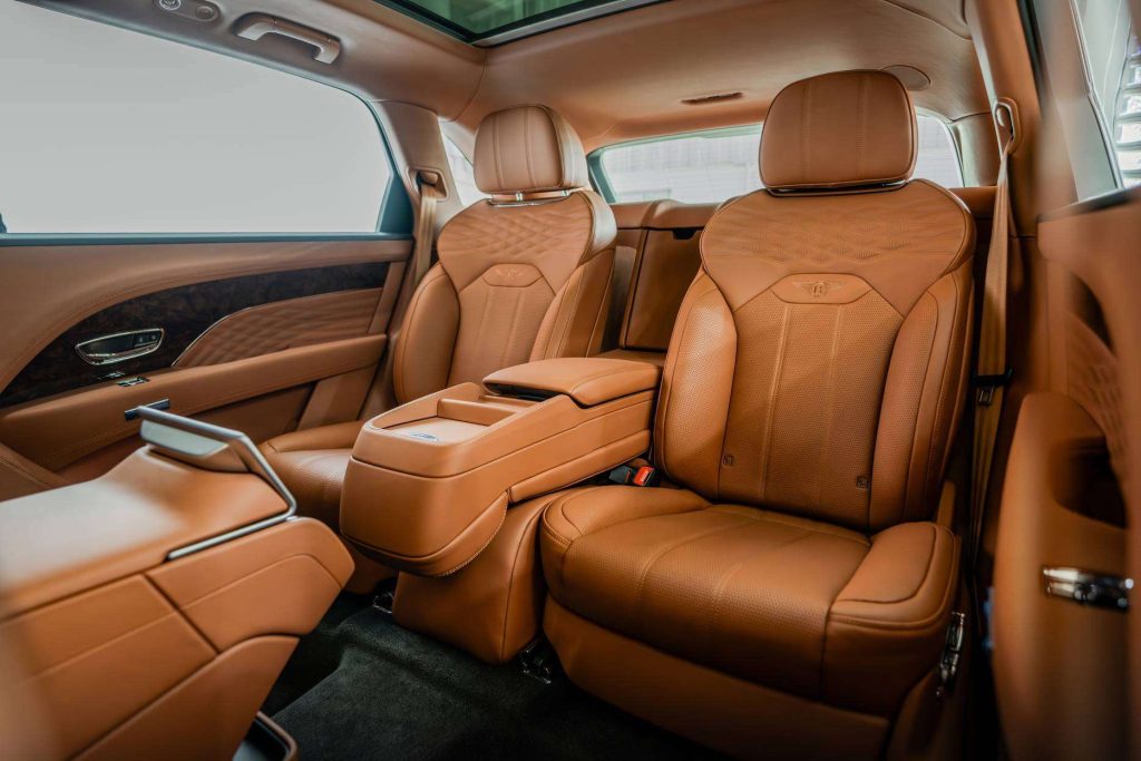 體驗4輛賓利添越長軸距雅度版(Bentayga Extended Wheelbase Azure)
運動型多用途車的矚目外型設計和寬闊車廂空間