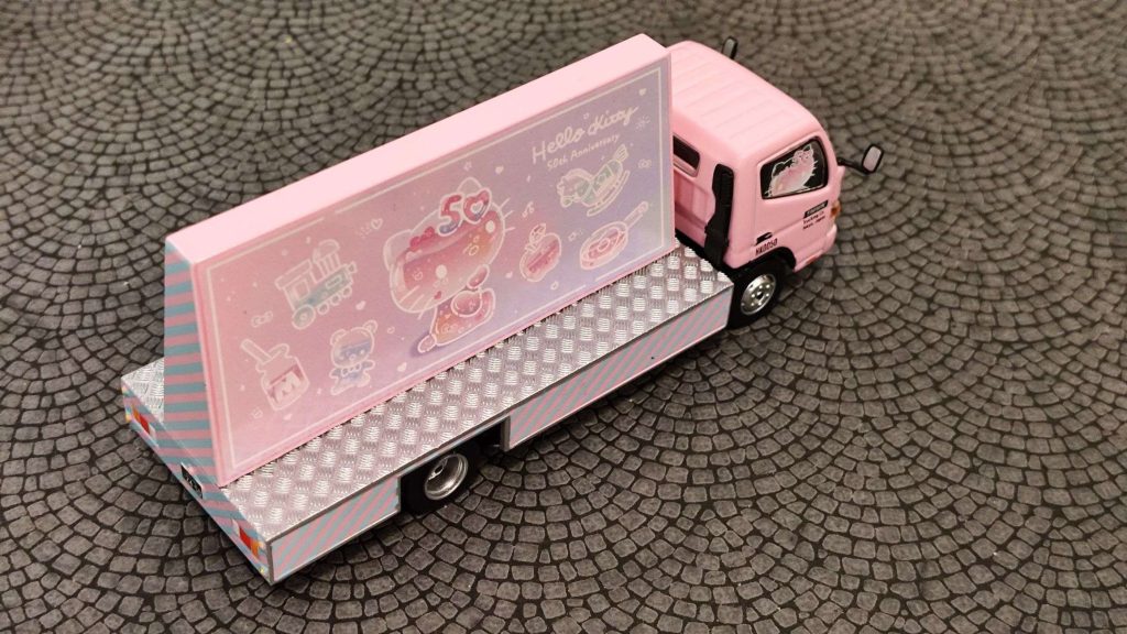 Tarmac Works x Hello Kitty Mitsubishi Fuso Canter
