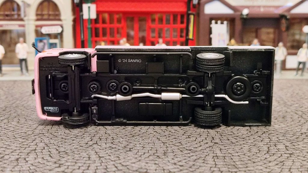 Tarmac Works x Hello Kitty Mitsubishi Fuso Canter