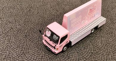 Tarmac Works x Hello Kitty Mitsubishi Fuso Canter