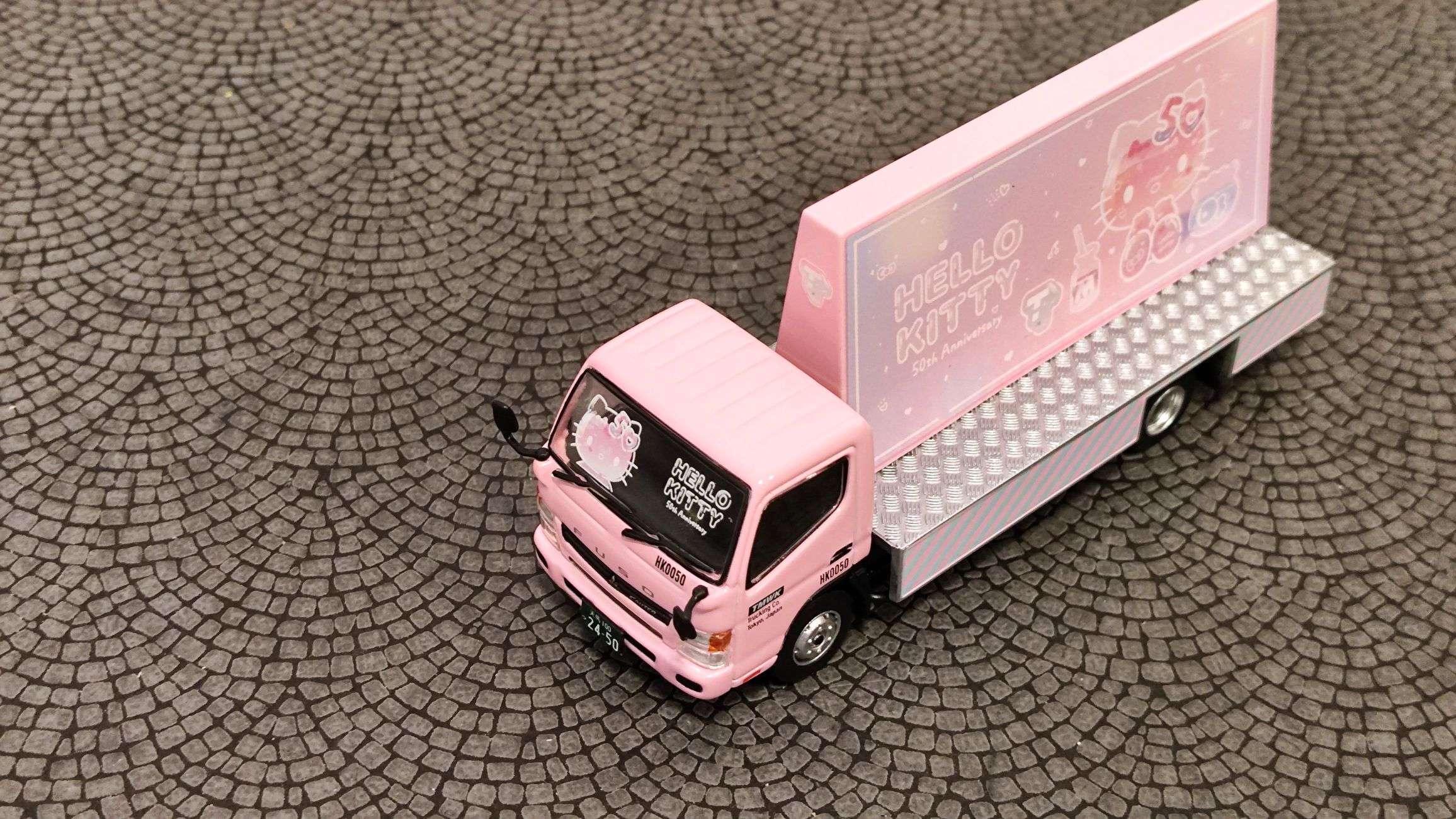 Tarmac Works x Hello Kitty Mitsubishi Fuso Canter