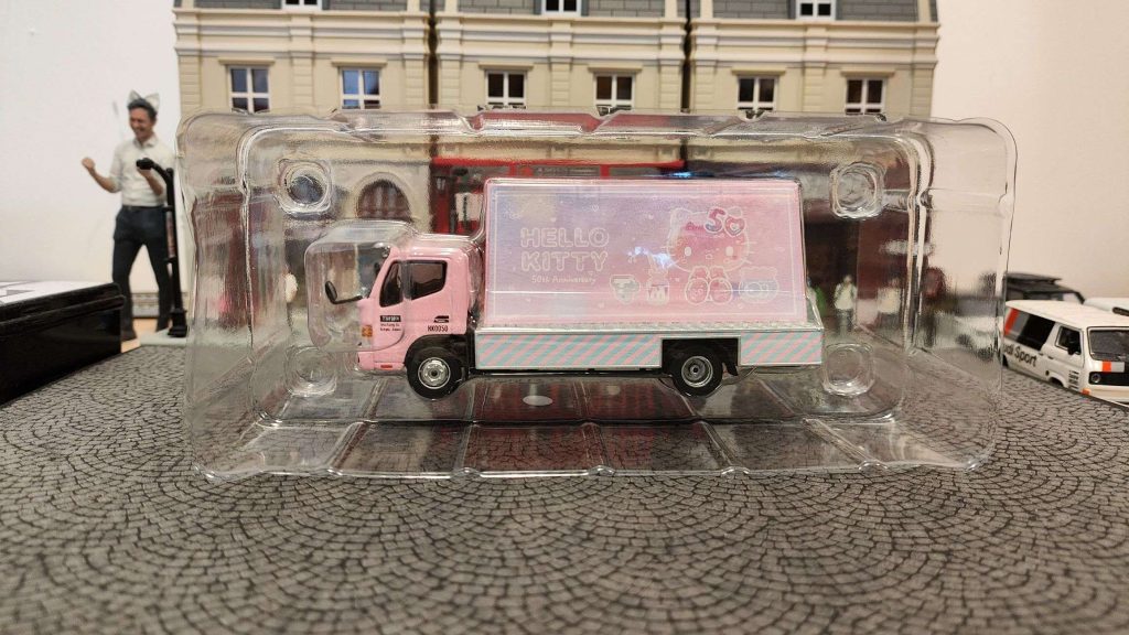 Tarmac Works x Hello Kitty Mitsubishi Fuso Canter