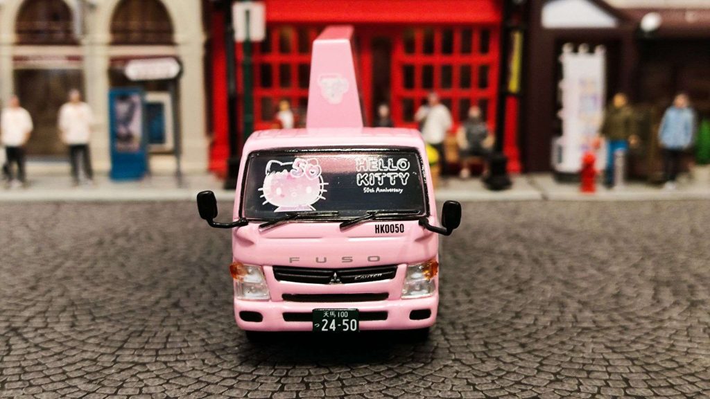 Tarmac Works x Hello Kitty Mitsubishi Fuso Canter