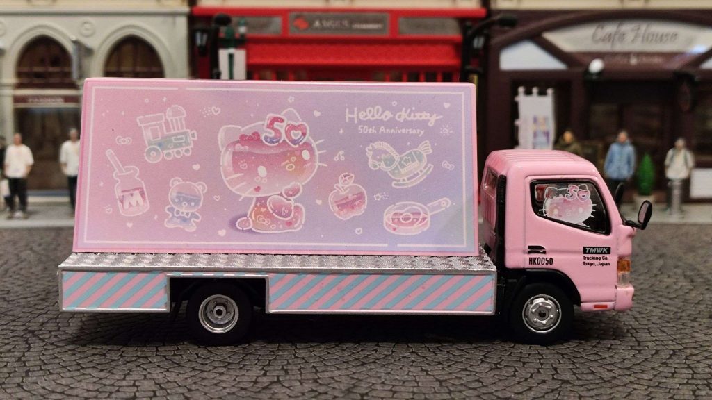 Tarmac Works x Hello Kitty Mitsubishi Fuso Canter