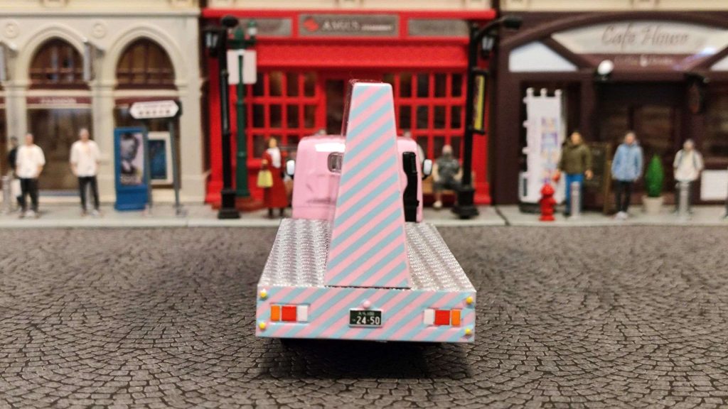 Tarmac Works x Hello Kitty Mitsubishi Fuso Canter