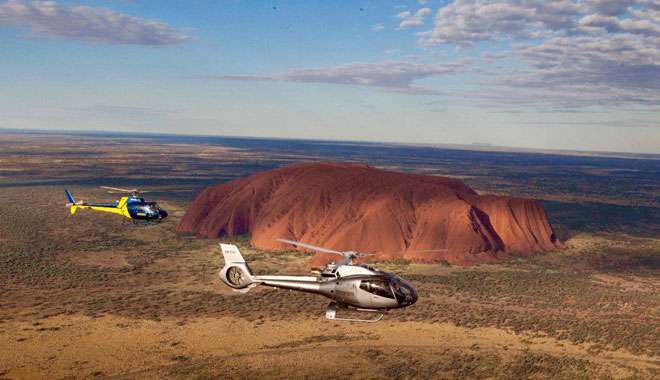 烏魯魯直升機鳥瞰烏魯魯和卡塔丘塔