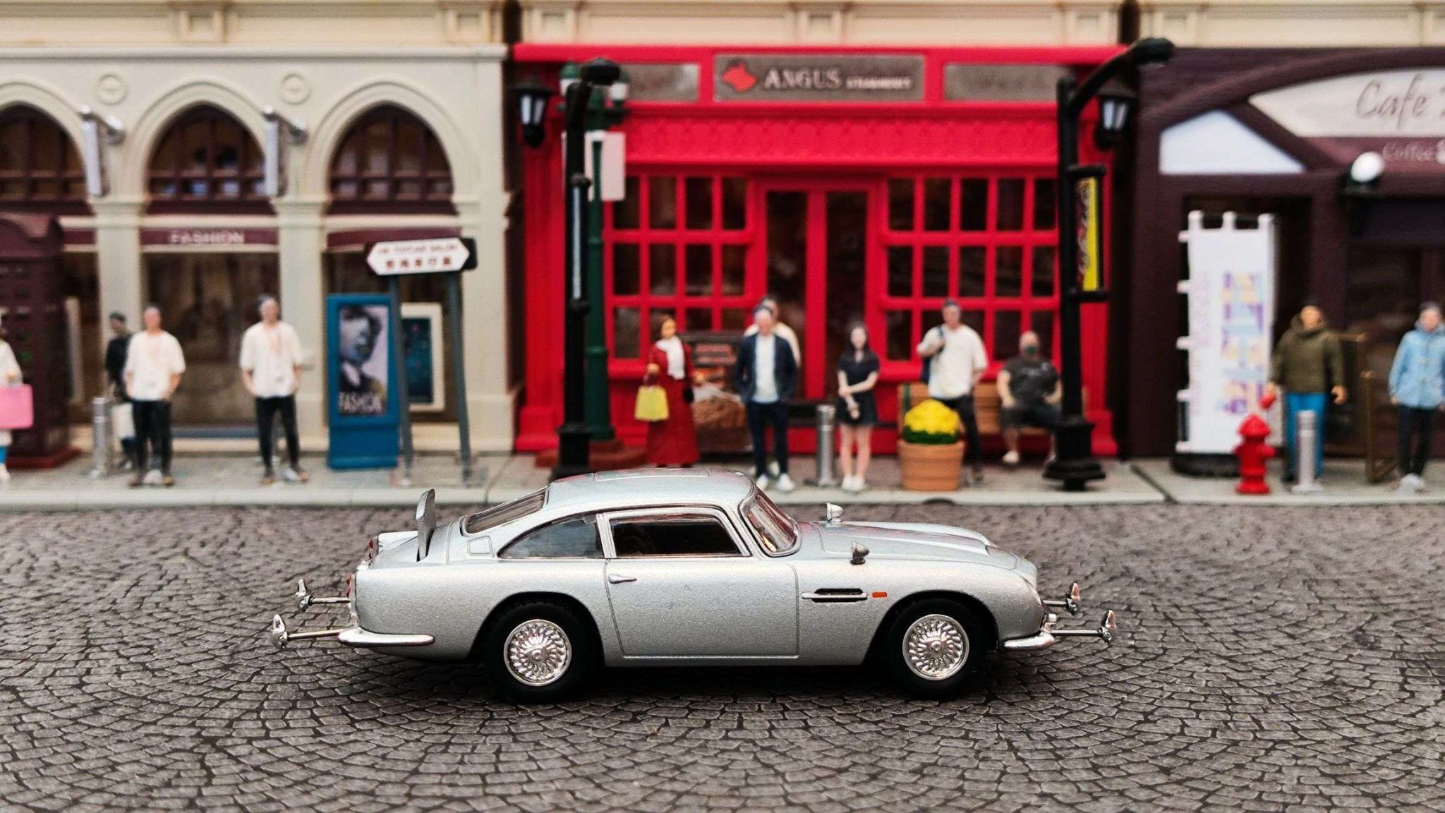 金手指 - MINI GT Aston Martin DB5 “Goldfinger” - HKTOYCAR 手推車