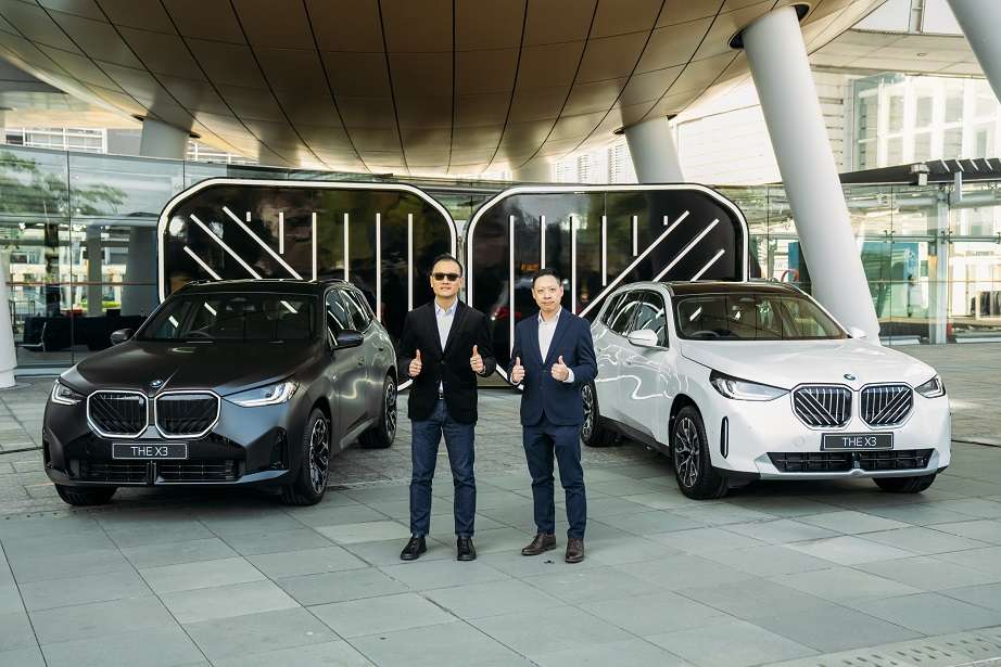 寶馬 (香港) 服務股份有限公司執行董事陳祖安及(右) 寶馬汽車 (香港) 有限公司香港及澳門董事總經理梁健燊
