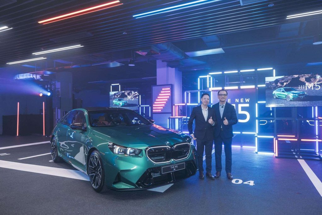 寶馬 (香港) 服務股份有限公司執行董事陳祖安及 (左) 寶馬汽車 (香港) 有限公司香港及澳門董事總經理梁健燊