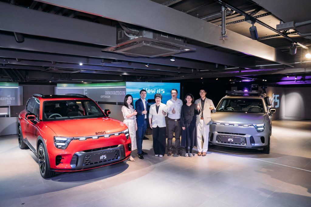 仁孚集團財務總監陳傲思、仁孚集團行政總裁 顏樂文、smart品牌全球公司CMO張明霞小姐、
BRABUS中國董事總經理陳泱、smart香港銷售總經理 方芝淳、smart海外營銷經理凌佳瑜