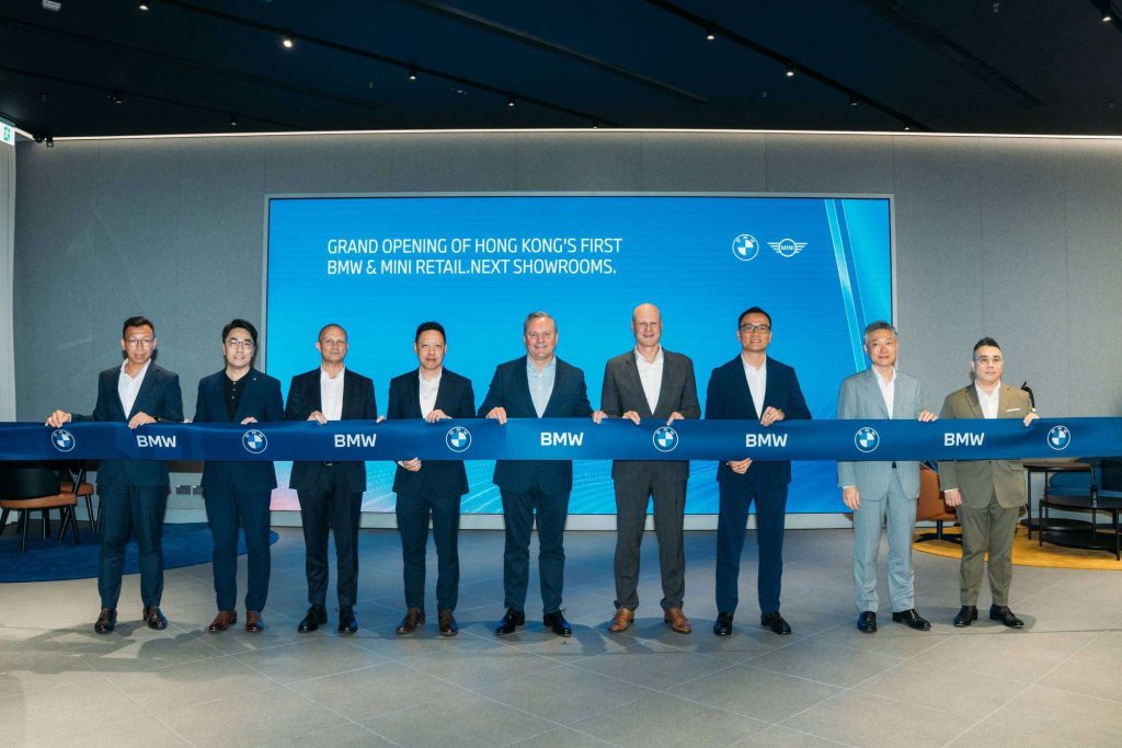 寶馬 (香港) 寶馬集團大中華區總裁兼首席執行官高翔、森那美汽車集團董事總經理Mr. Andrew Basham、寶馬 (香港) 服務股份有限公司執行董事陳祖安及寶馬汽車 (香港) 有限公司香港及澳門董事總經理 梁健燊與一眾寶馬汽車 (香港)及森那美汽車集團管理層一同為位於合和商場的 BMW 及 MINI 陳列室主持揭幕禮。