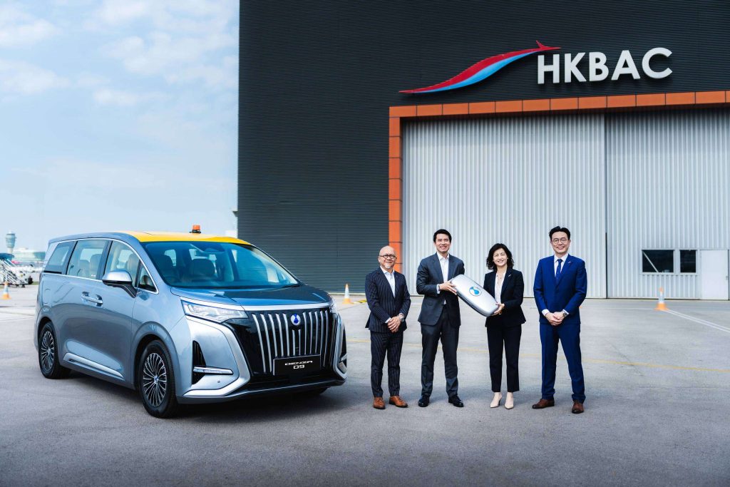 比亞迪香港運營總監 張景榮、仁孚集團香港及澳門行政總裁 顏樂文、香港商用航空中心行政總裁 劉敏儀、香港商用航空中心綜合客戶服務中心副總監 宋志豪在香港商用航空中心進行DENZA D9旗艦級純電動豪華7座MPV的新車交付儀式。
