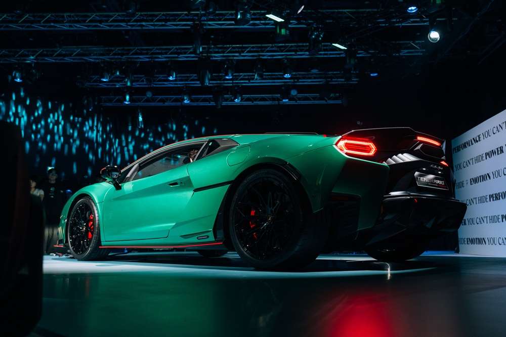 林寶堅尼Temerario 提供13種駕駛體驗,日常駕駛和賽道駕駛中帶來令人振奮的感受。全新六角形車燈、“飛行員體驗”內飾設計以及銳利線條使這款超級跑車極具辨識度,完美詮釋了大膽、非凡、真實的林寶堅尼特質。同時, 車頭蓋下方的行李艙提供可容納兩個行李箱的112公升的儲物空間。