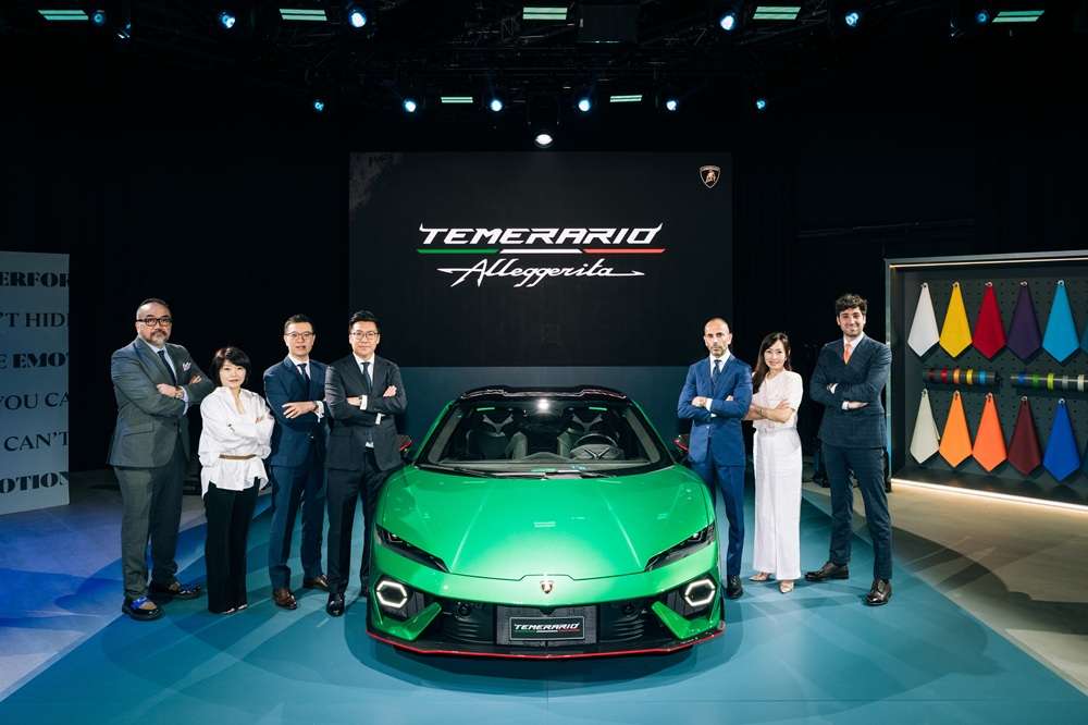 林寶堅尼HPEV高性能混能系列中的第二款超跑Temerario正式在香港太古坊ArtisTree舉行了盛大的新車發佈會,吸引了眾多貴賓前來欣賞其精湛的工藝。為了彰顯這一重要時刻,我們特別邀請了林寶堅尼汽車亞太區負責人Francesco Scardaoni先生(由右3)、林寶堅尼汽車亞太區市場及公關總監Tricia Tan小姐(由右2)、林寶堅尼汽車亞太區產品市場經理Filippo Moretti先生(由右1)、林寶堅尼汽車中國內地及香港、澳門銷售及網絡總監侯偉銘先生(由左3)、林寶堅尼汽車中國內地及香港、澳門市場及公關經理王莉莉小姐(由左2)林寶堅尼香港及澳門董事黃卓徽先生(由左4)以及 林寶堅尼香港及澳門總經理黃家利先生(由左1)一同參與新車發佈會。