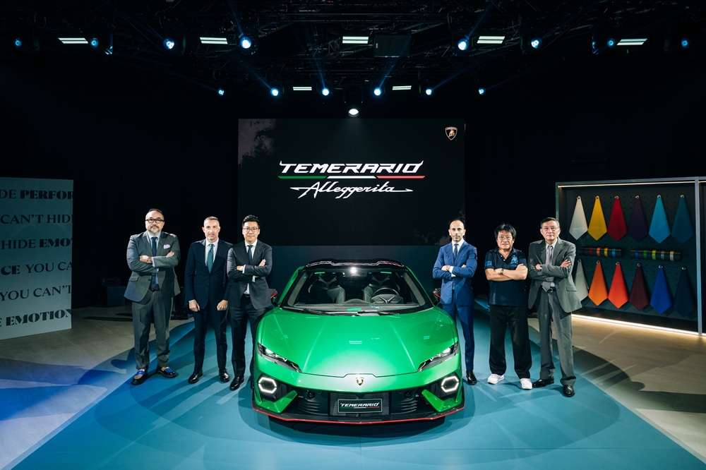 林寶堅尼汽車亞太區負責人Francesco Scardaoni先生(由右3)、林寶堅尼香港及澳門董事總經理黃錦培先生(由右2)、林寶堅尼香港及澳門董事黃卓徽先生(由左3)、林寶堅尼香港及澳門總經理黃家利先生(由左1)、林寶堅尼澳門銷售總經理賴志光先生 (由右1)以及意大利駐香港及澳門總領事Carmelo Ficarra 先生 (由左2) 。