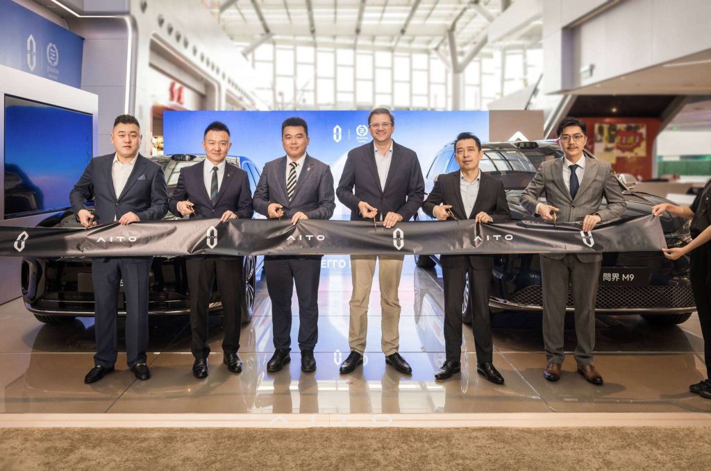 (左起)賽力斯集團海外BU網路管理部總經理李文雋 、賽力斯集團海外BU品牌傳播部總經理張震、賽力斯集團海外BU副總裁王鋒、捷成汽車董事總經理博朗瑞、捷成汽車營運總監 馮頌義、捷成汽車國際貿易(澳門)有限公司副總經理吳超耀