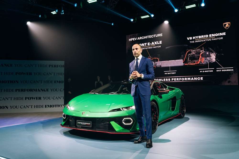 林寶堅尼亞太區負責人Francesco Scardaoni表示:“Temerario是一款卓越的‘超凡之作’,唯一一款擁有合法公路行駛的雙渦輪增壓V8引擎,能達到10,000rpm,輸出920馬力,並配備三個電動摩打。它提供卓越性能和舒適度,無論在公路或賽道上表現出色,並強調我們對可持續發展的承諾。”