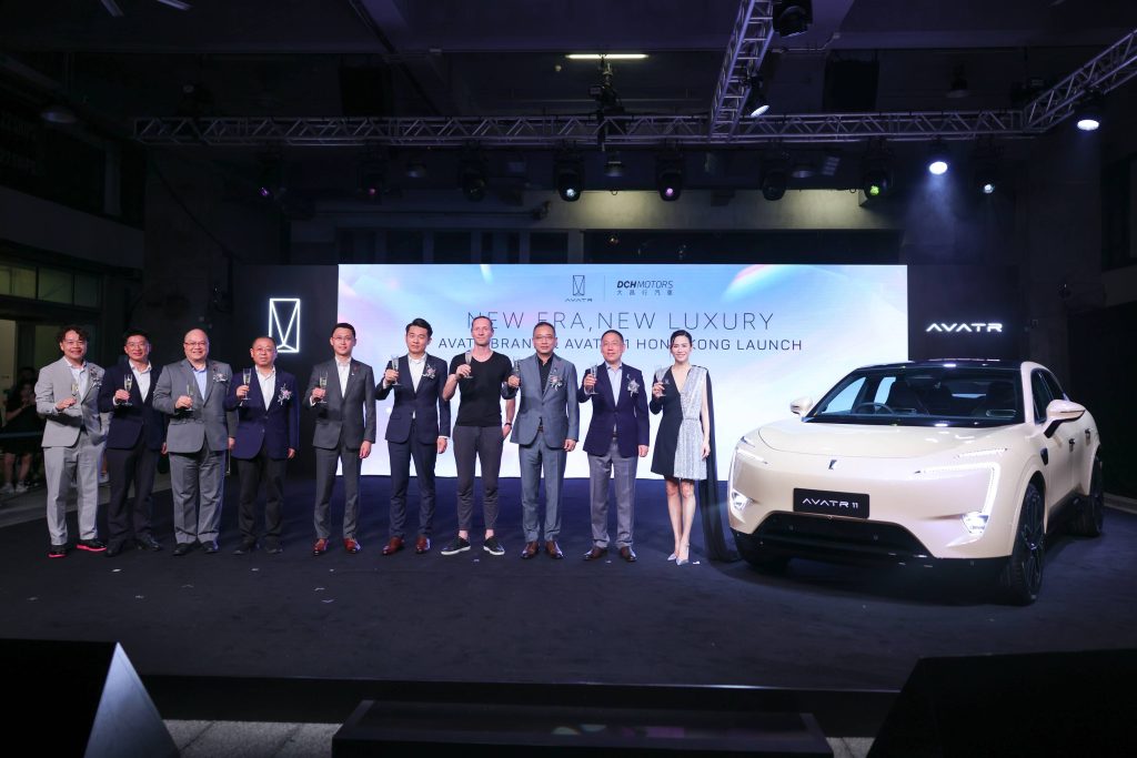 宣萱與大昌行集團以及長安汽車和阿維塔科技的管理層在台上參與祝酒儀式