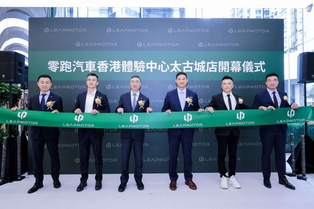 左起:零跑汽車高级副總裁 曹力,零跑汽車高级副總裁 徐軍、零跑汽車創辦人、董事長、CEO 朱江明,香港智聯新能源汽車副總裁 陳翼,香港智聯新能源汽車品牌總監董勝輝,爱跑新能源汽車零跑汽車香港體驗中心太古城店 總經理 關偉林