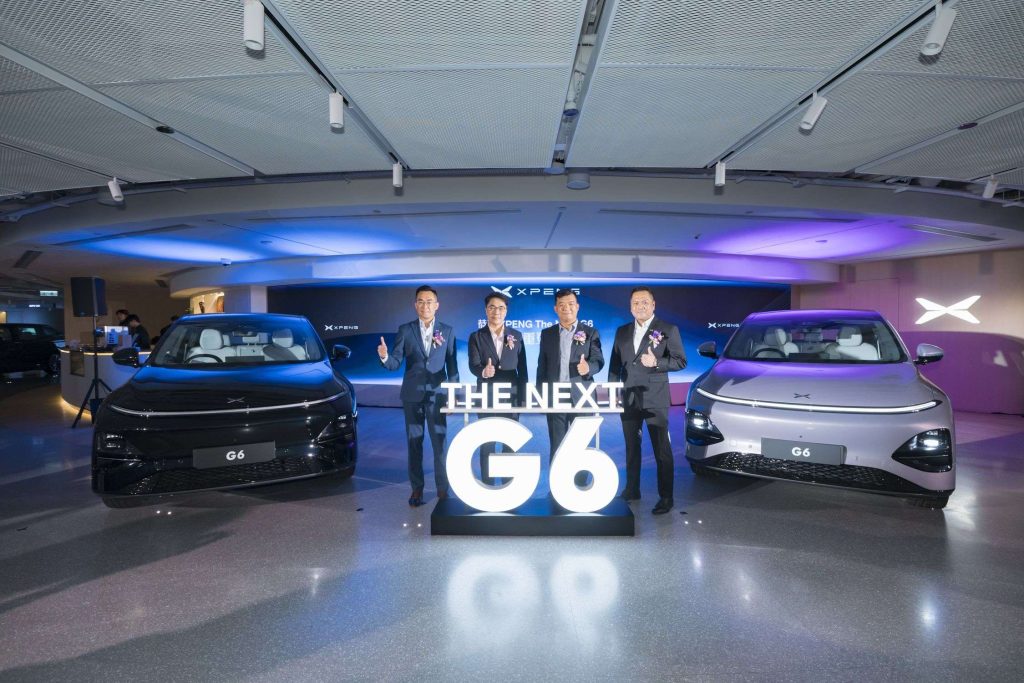 森那美鵬悅汽車品牌經理陳偉倫先生、森那美鵬悅汽車總經理陸兆祥先生、小鵬汽車國際業務中心負責人唐志坤先生、小鵬汽車區域總經理譚志聰先生為小鵬汽車全新2025年款升級版SUV G6舉行發佈儀式
