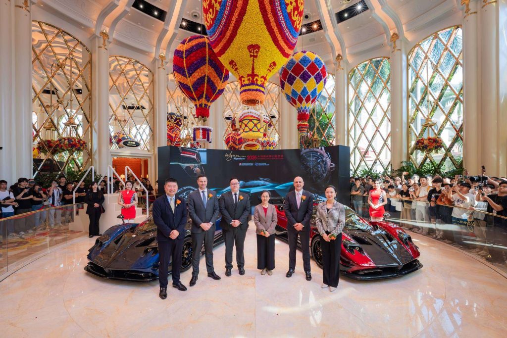 永利澳門有限公司娛樂場市場策略營銷總裁任忠浩先生、永利澳門有限公司財務及行政事務總裁郭富隆先生、澳門特別行政區政府體育局活動宣傳及國際關係處處長何兆堃先生、澳門特別行政區政府旅遊局局長文綺華女士、永利澳門有限公司營運總裁兼執行董事羅偉信先生、永利澳門有限公司綜合度假村市場策略營銷總裁鄒文瑜女士出席「2025永利臻典夢幻超跑展」開幕典禮