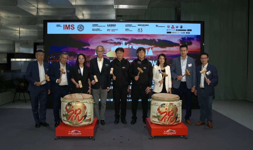 香港汽車服務業聯會會長莫建宇、香港汽車工業學會榮譽會長李耀培博士、國際車展（香港）管理有限公司聯合創始人歐陽嘉敏、「東京改裝車展 · 香港」籌委會召集人雲維熹、「東京改裝車展」事務局副局長小林洋樹、「東京改裝車展」事務局局長福井潤一、國際車展（香港）管理有限公司聯合創始人李菁菁、香港汽車商會副會長林杰、香港汽車商會秘書長梁永鏗共同主持啟動儀式