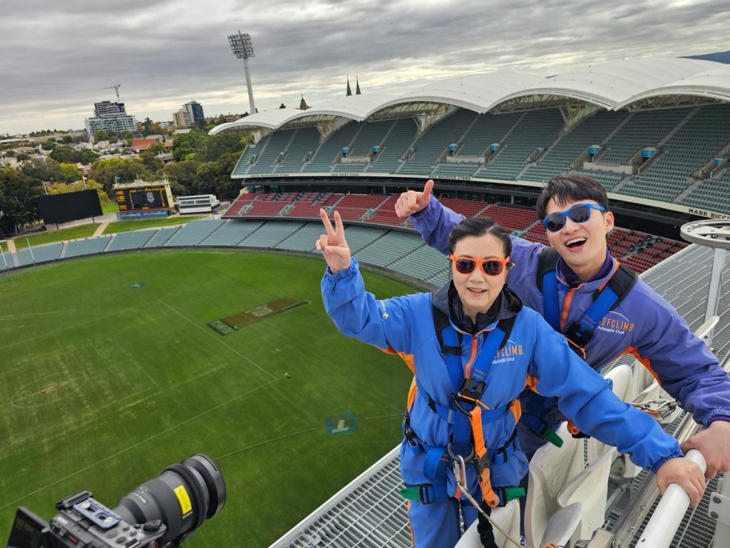 去澳洲淨係識去悉尼打卡?啊姐 汪明荃Liza同周嘉洛今次帶大家飛南澳阿德萊德,由酒莊飲到落水底!