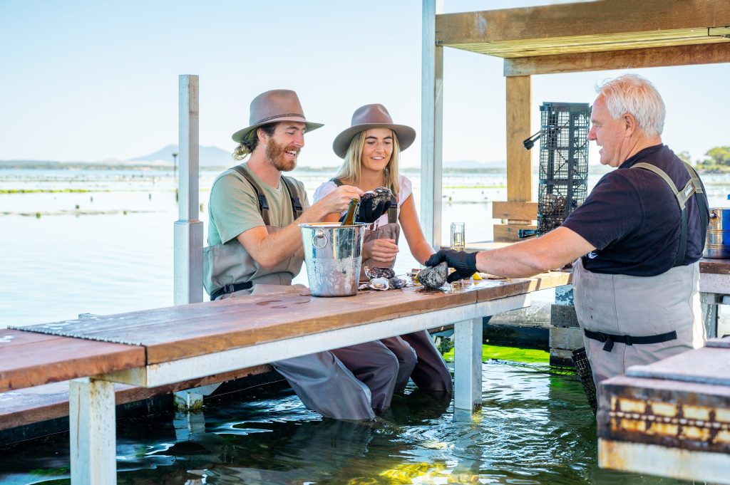 去澳洲淨係識去悉尼打卡?啊姐 汪明荃Liza同周嘉洛今次帶大家飛南澳阿德萊德,由酒莊飲到落水底!