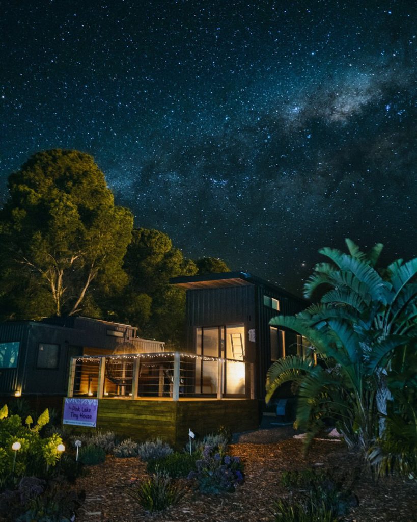 去澳洲淨係識去悉尼打卡?啊姐 汪明荃Liza同周嘉洛今次帶大家飛南澳阿德萊德,由酒莊飲到落水底!