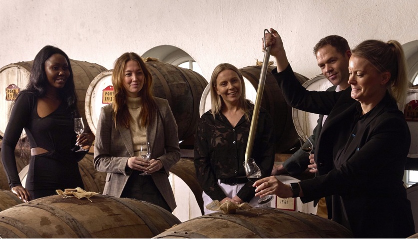 去澳洲淨係識去悉尼打卡?啊姐 汪明荃Liza同周嘉洛今次帶大家飛南澳阿德萊德,由酒莊飲到落水底!