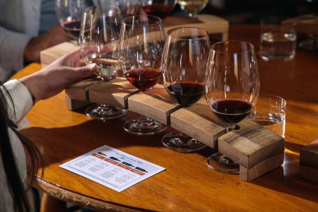 去澳洲淨係識去悉尼打卡?啊姐 汪明荃Liza同周嘉洛今次帶大家飛南澳阿德萊德,由酒莊飲到落水底!